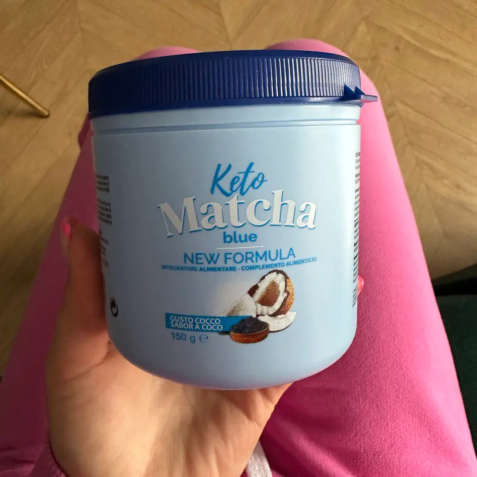 Keto-Matcha Blue в ръка